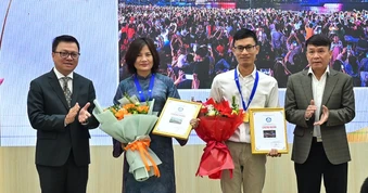 Gần 4.000 tác phẩm khắc họa "Việt Nam trên hành trình đổi mới"
