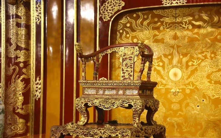 Gần một năm bị bẻ gãy, bảo vật quốc gia ngai vàng triều Nguyễn giờ ra sao?