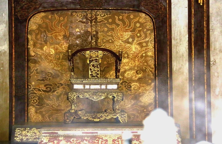 Gần một năm bị bẻ gãy, bảo vật quốc gia ngai vàng triều Nguyễn giờ ra sao?