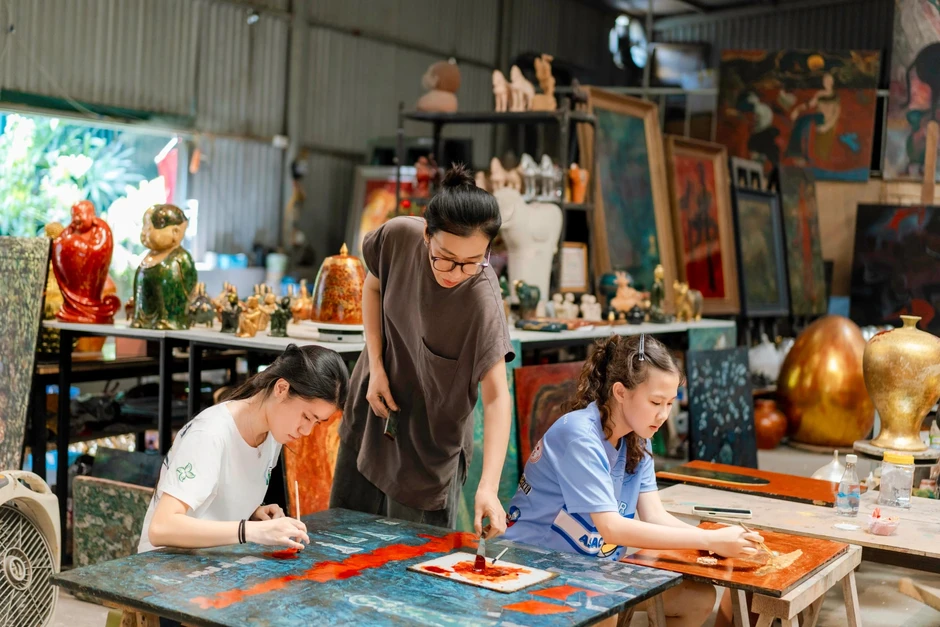 Gen Z đưa góc nhìn trẻ và cá tính vào sơn mài truyền thống Gen Z đưa góc nhìn trẻ và cá tính vào sơn mài truyền thống