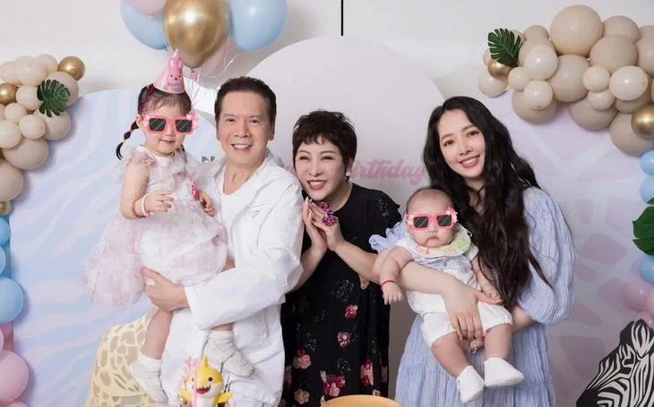 Gia đình 'trùm giải trí' Hướng Hoa Cường chia rẽ sau tuyên bố giao tài sản cho con dâu Gia đình 'trùm giải trí' Hướng Hoa Cường chia rẽ sau tuyên bố giao tài sản cho con dâu