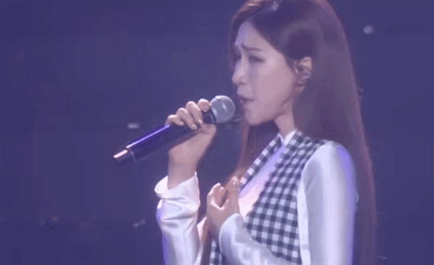 Giọt nước mắt khiến cả nước xúc động của Hòa Minzy Giọt nước mắt khiến cả nước xúc động của Hòa Minzy