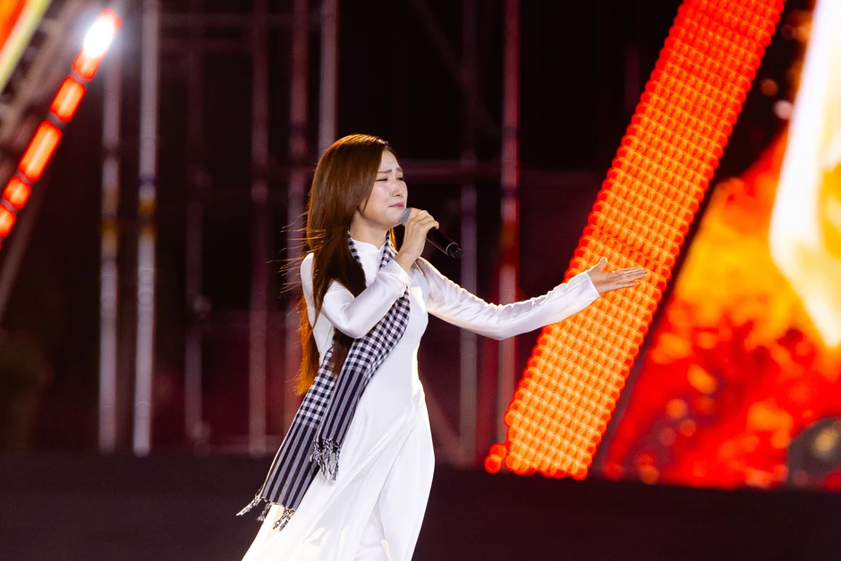 Giọt nước mắt khiến cả nước xúc động của Hòa Minzy Giọt nước mắt khiến cả nước xúc động của Hòa Minzy
