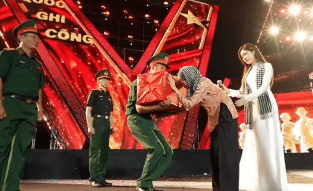 Giọt nước mắt khiến cả nước xúc động của Hòa Minzy Giọt nước mắt khiến cả nước xúc động của Hòa Minzy