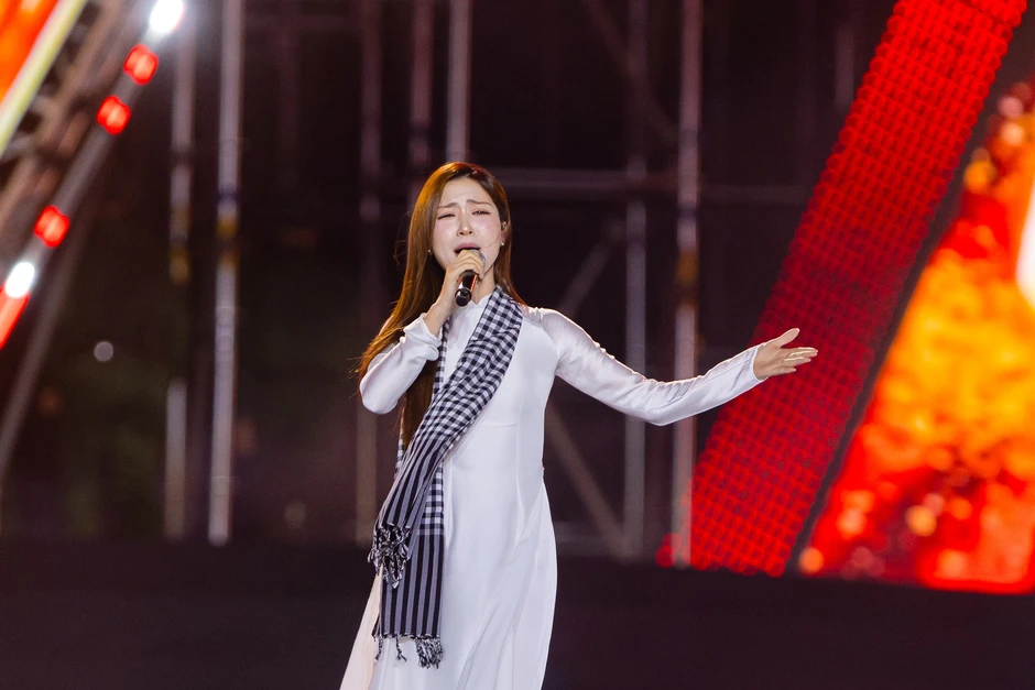 Giọt nước mắt khiến cả nước xúc động của Hòa Minzy Giọt nước mắt khiến cả nước xúc động của Hòa Minzy