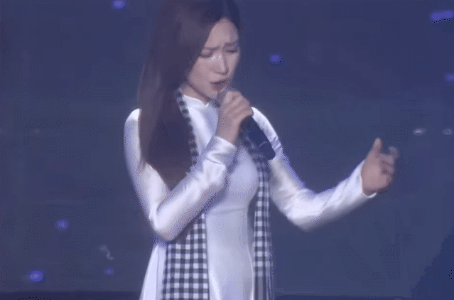 Giọt nước mắt khiến cả nước xúc động của Hòa Minzy Giọt nước mắt khiến cả nước xúc động của Hòa Minzy