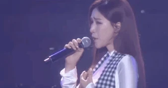 Giọt nước mắt khiến cả nước xúc động của Hòa Minzy