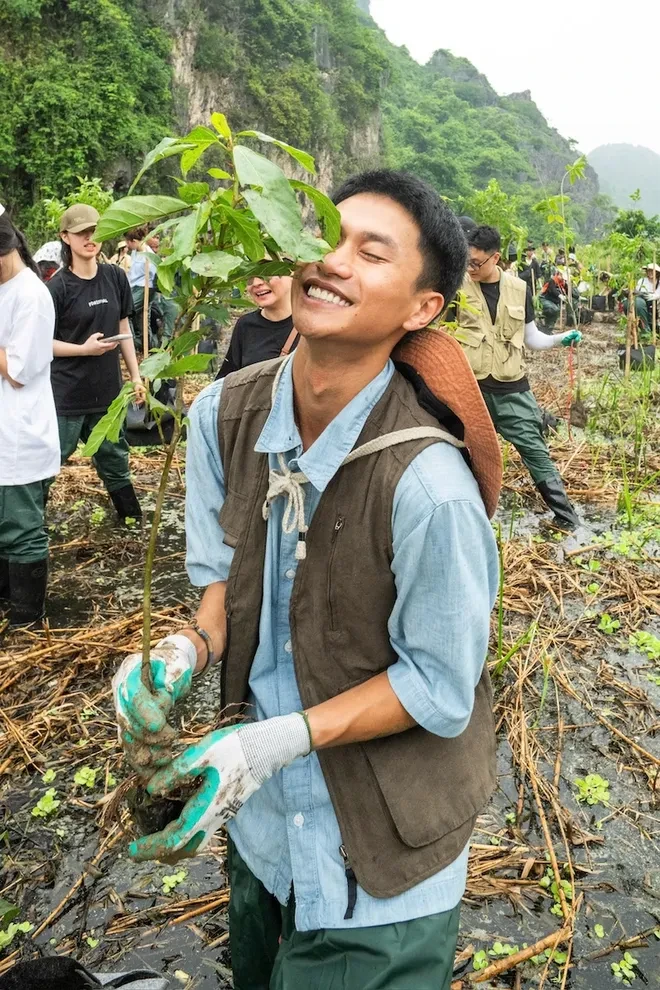 Hà Anh Tuấn, Bùi Công Nam, Phùng Khánh Linh và khán giả Forestival 2026 tham gia trồng rừng ở Ninh Bình Hà Anh Tuấn, Bùi Công Nam, Phùng Khánh Linh và khán giả Forestival 2026 tham gia trồng rừng ở Ninh Bình