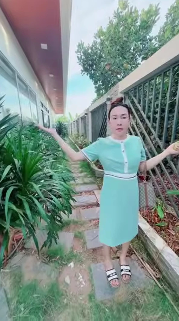 Hà Kiều Anh rao bán biệt thự 1000m2: "Tôi quay không phải để khoe khoang" Hà Kiều Anh rao bán biệt thự 1000m2: "Tôi quay không phải để khoe khoang"