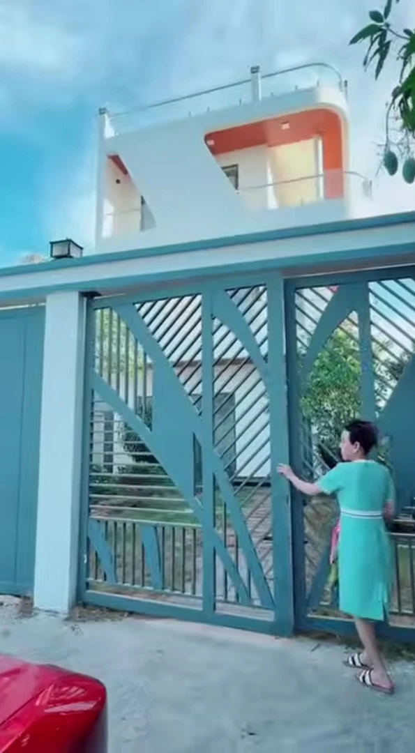 Hà Kiều Anh rao bán biệt thự 1000m2: "Tôi quay không phải để khoe khoang" Hà Kiều Anh rao bán biệt thự 1000m2: "Tôi quay không phải để khoe khoang"