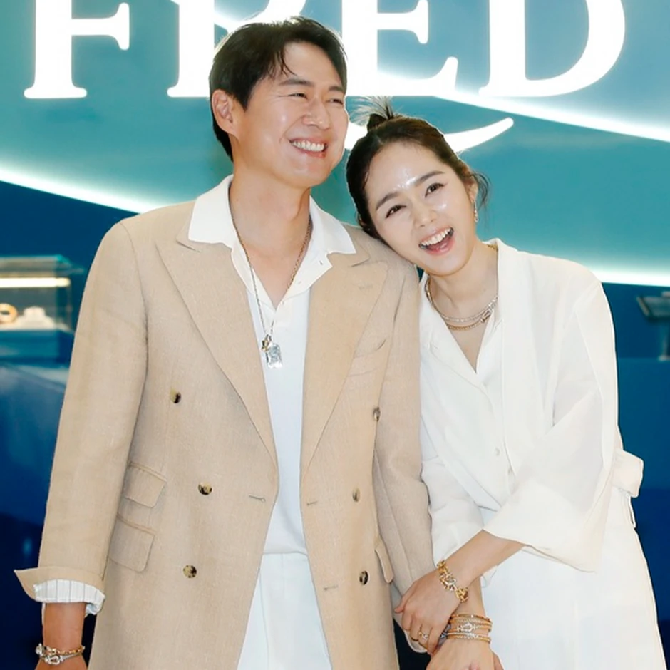 Han Ga In diện lại váy cưới sau 21 năm: Đích thị là nữ thần rồi! Han Ga In diện lại váy cưới sau 21 năm: Đích thị là nữ thần rồi!