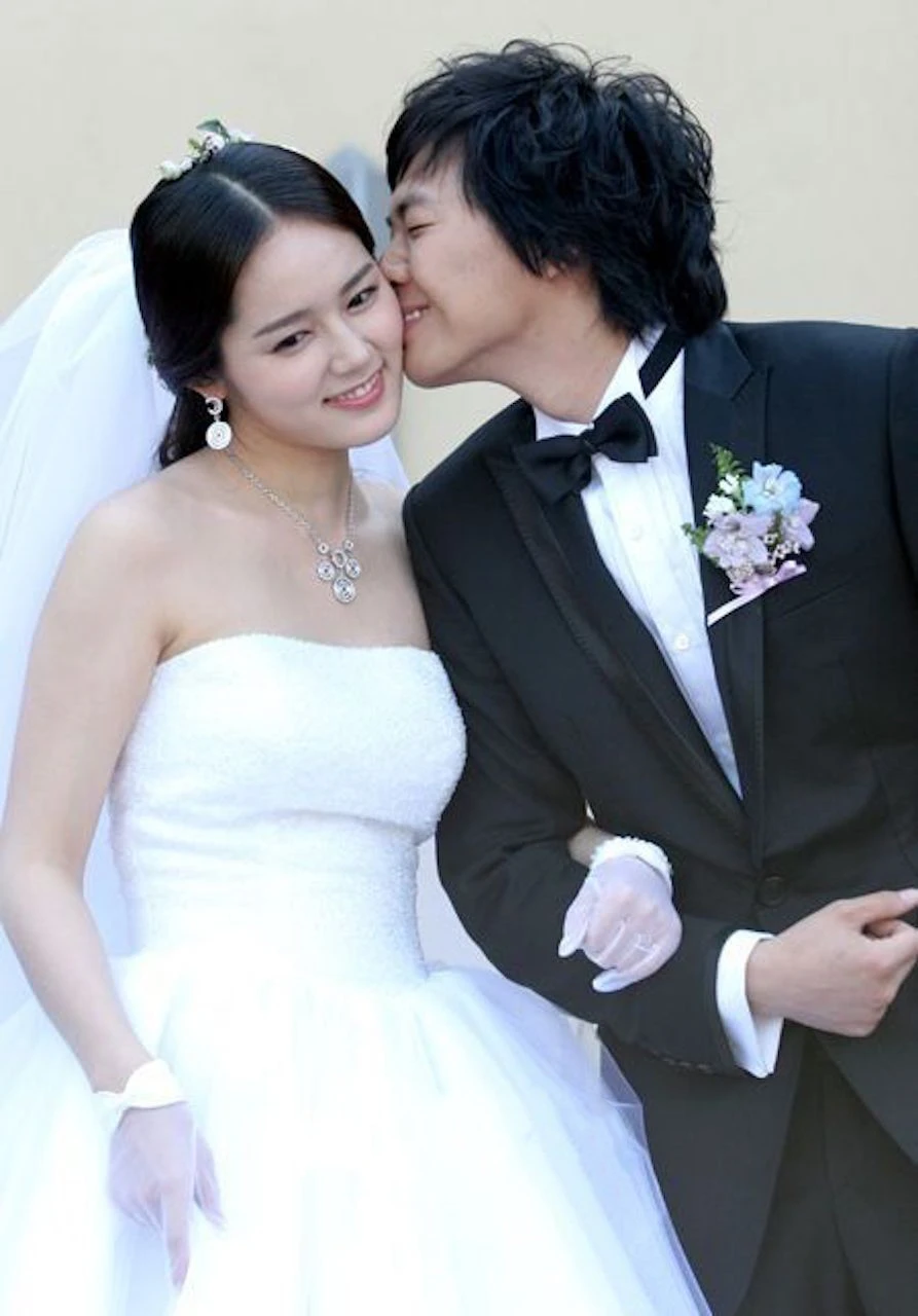 Han Ga In diện lại váy cưới sau 21 năm: Đích thị là nữ thần rồi! Han Ga In diện lại váy cưới sau 21 năm: Đích thị là nữ thần rồi!