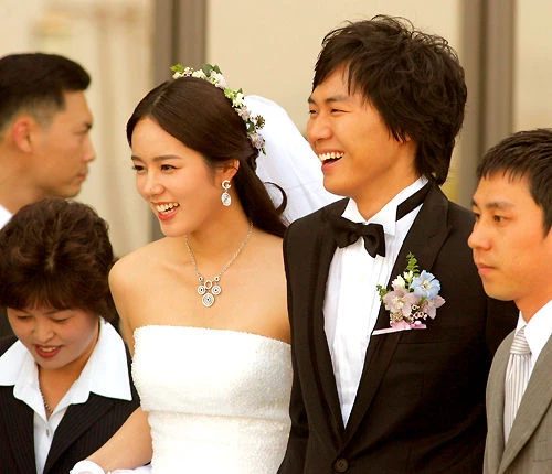 Han Ga In diện lại váy cưới sau 21 năm: Đích thị là nữ thần rồi! Han Ga In diện lại váy cưới sau 21 năm: Đích thị là nữ thần rồi!