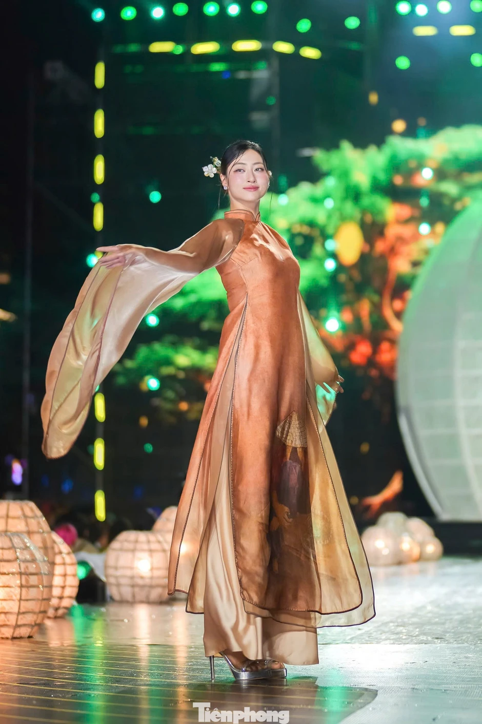 Hàng chục hoa hậu, á hậu đổ bộ phố Nguyễn Huệ