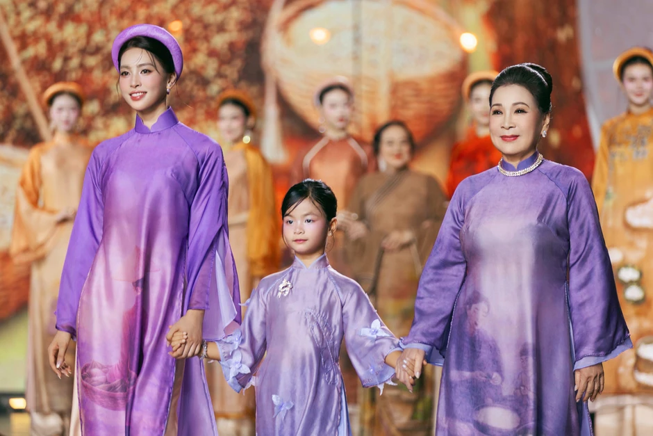Hàng chục hoa hậu, á hậu đổ bộ phố Nguyễn Huệ