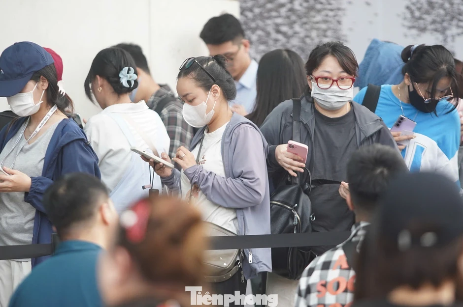 Hàng nghìn người ngồi vạ vật xuyên trưa ở 89 Láng Hạ