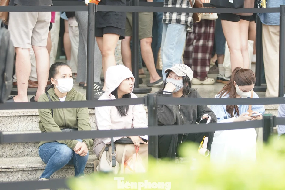 Hàng nghìn người ngồi vạ vật xuyên trưa ở 89 Láng Hạ