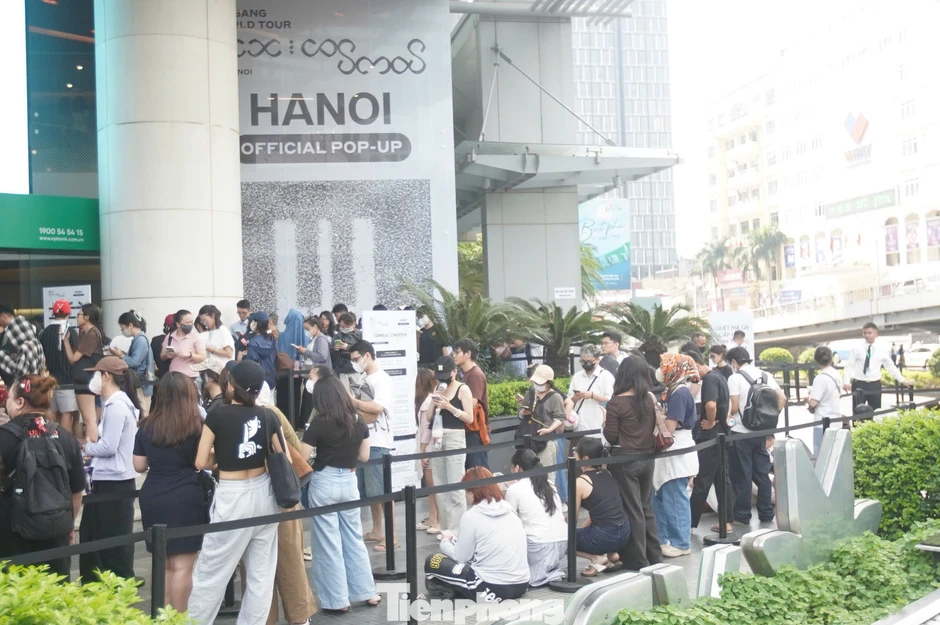 Hàng nghìn người ngồi vạ vật xuyên trưa ở 89 Láng Hạ