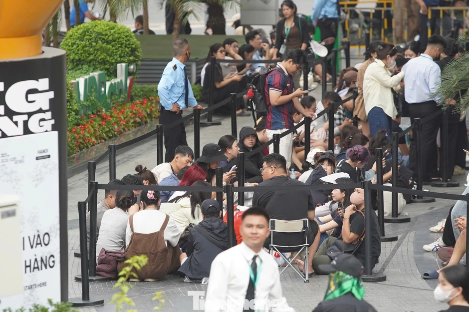 Hàng nghìn người ngồi vạ vật xuyên trưa ở 89 Láng Hạ