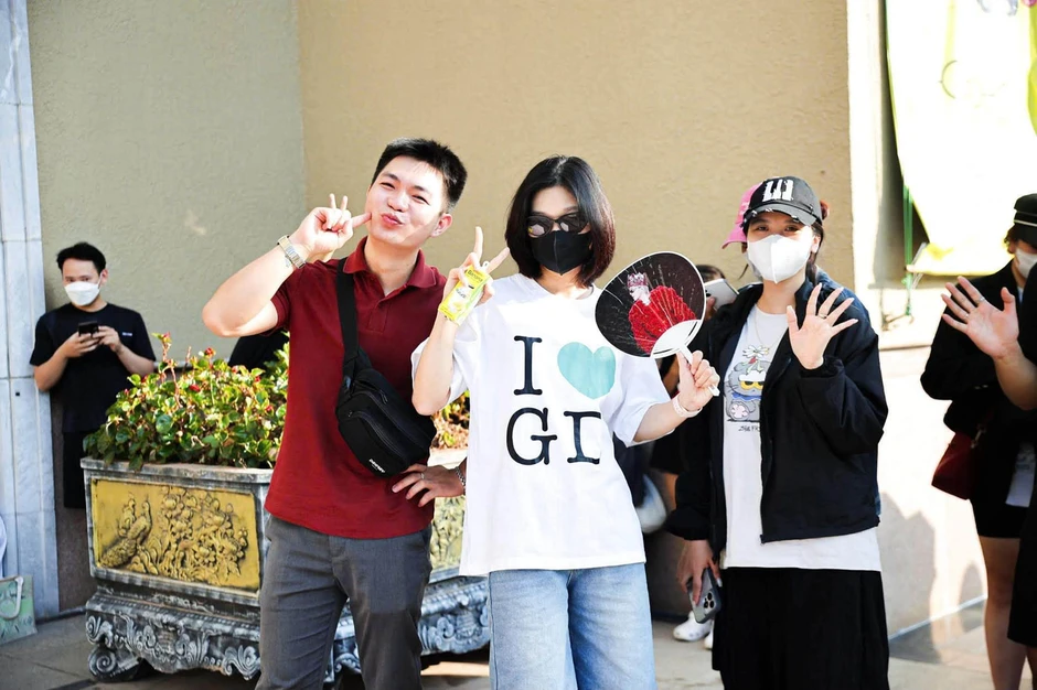 Hàng nghìn người ngồi vạ vật xuyên trưa ở 89 Láng Hạ