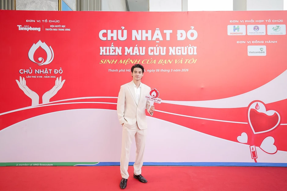 Hàng nghìn sinh viên vỡ òa cùng Hoa hậu Thanh Thủy, nhạc sĩ Nguyễn Văn Chung tại Chủ Nhật Đỏ