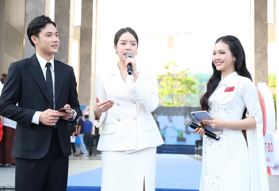 Hàng nghìn sinh viên vỡ òa cùng Hoa hậu Thanh Thủy, nhạc sĩ Nguyễn Văn Chung tại Chủ Nhật Đỏ