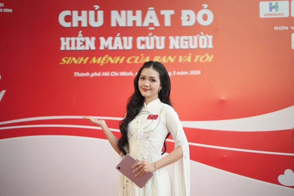 Hàng nghìn sinh viên vỡ òa cùng Hoa hậu Thanh Thủy, nhạc sĩ Nguyễn Văn Chung tại Chủ Nhật Đỏ