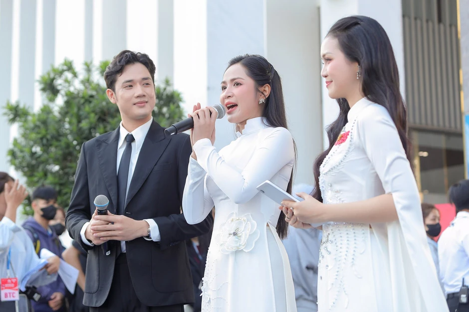Hàng nghìn sinh viên vỡ òa cùng Hoa hậu Thanh Thủy, nhạc sĩ Nguyễn Văn Chung tại Chủ Nhật Đỏ