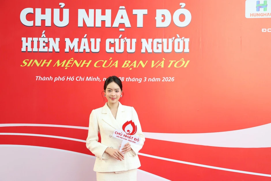 Hàng nghìn sinh viên vỡ òa cùng Hoa hậu Thanh Thủy, nhạc sĩ Nguyễn Văn Chung tại Chủ Nhật Đỏ