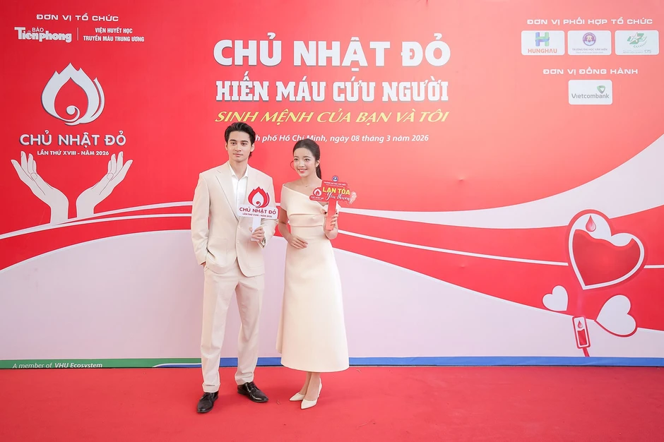 Hàng nghìn sinh viên vỡ òa cùng Hoa hậu Thanh Thủy, nhạc sĩ Nguyễn Văn Chung tại Chủ Nhật Đỏ