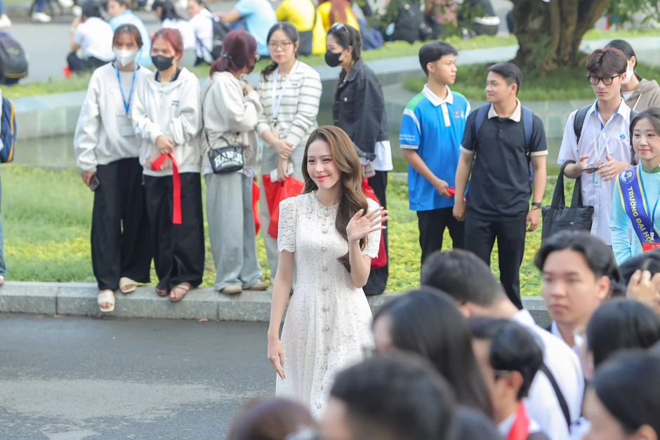 Hàng nghìn sinh viên vỡ òa cùng Hoa hậu Thanh Thủy, nhạc sĩ Nguyễn Văn Chung tại Chủ Nhật Đỏ