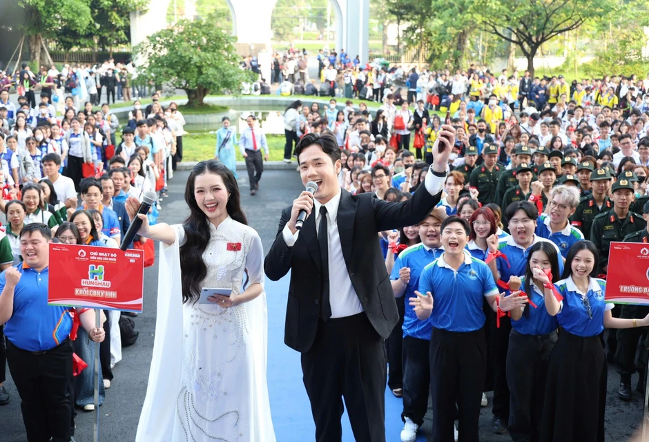 Hàng nghìn sinh viên vỡ òa cùng Hoa hậu Thanh Thủy, nhạc sĩ Nguyễn Văn Chung tại Chủ Nhật Đỏ