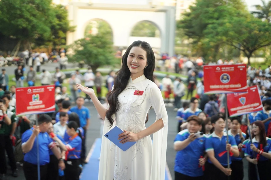 Hàng nghìn sinh viên vỡ òa cùng Hoa hậu Thanh Thủy, nhạc sĩ Nguyễn Văn Chung tại Chủ Nhật Đỏ