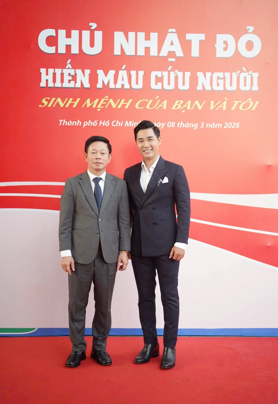 Hàng nghìn sinh viên vỡ òa cùng Hoa hậu Thanh Thủy, nhạc sĩ Nguyễn Văn Chung tại Chủ Nhật Đỏ
