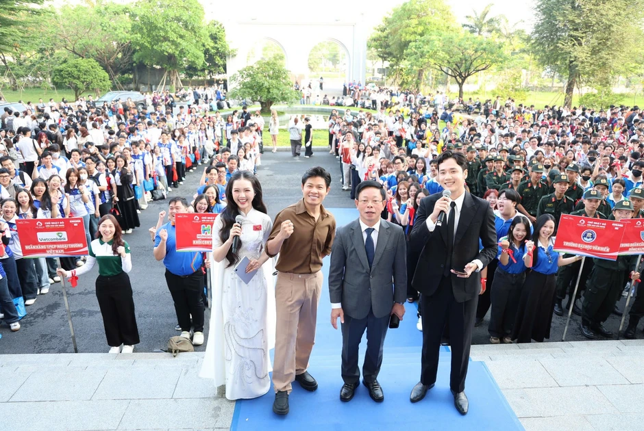 Hàng nghìn sinh viên vỡ òa cùng Hoa hậu Thanh Thủy, nhạc sĩ Nguyễn Văn Chung tại Chủ Nhật Đỏ