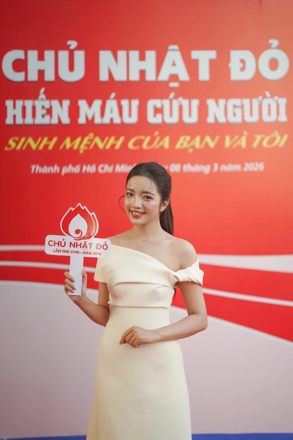 Hàng nghìn sinh viên vỡ òa cùng Hoa hậu Thanh Thủy, nhạc sĩ Nguyễn Văn Chung tại Chủ Nhật Đỏ