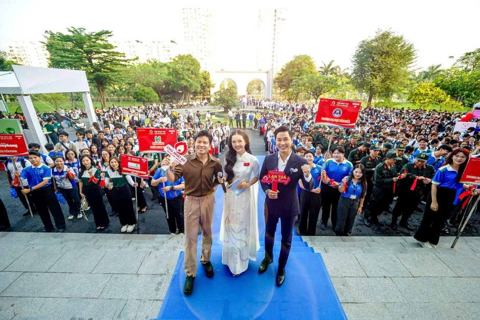 Hàng nghìn sinh viên vỡ òa cùng Hoa hậu Thanh Thủy, nhạc sĩ Nguyễn Văn Chung tại Chủ Nhật Đỏ
