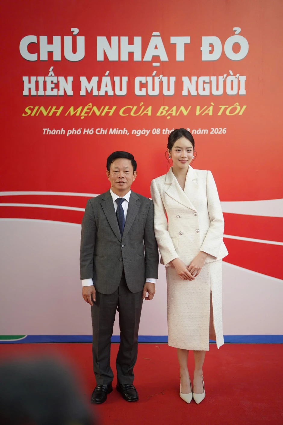 Hàng nghìn sinh viên vỡ òa cùng Hoa hậu Thanh Thủy, nhạc sĩ Nguyễn Văn Chung tại Chủ Nhật Đỏ
