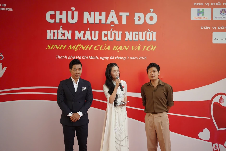 Hàng nghìn sinh viên vỡ òa cùng Hoa hậu Thanh Thủy, nhạc sĩ Nguyễn Văn Chung tại Chủ Nhật Đỏ