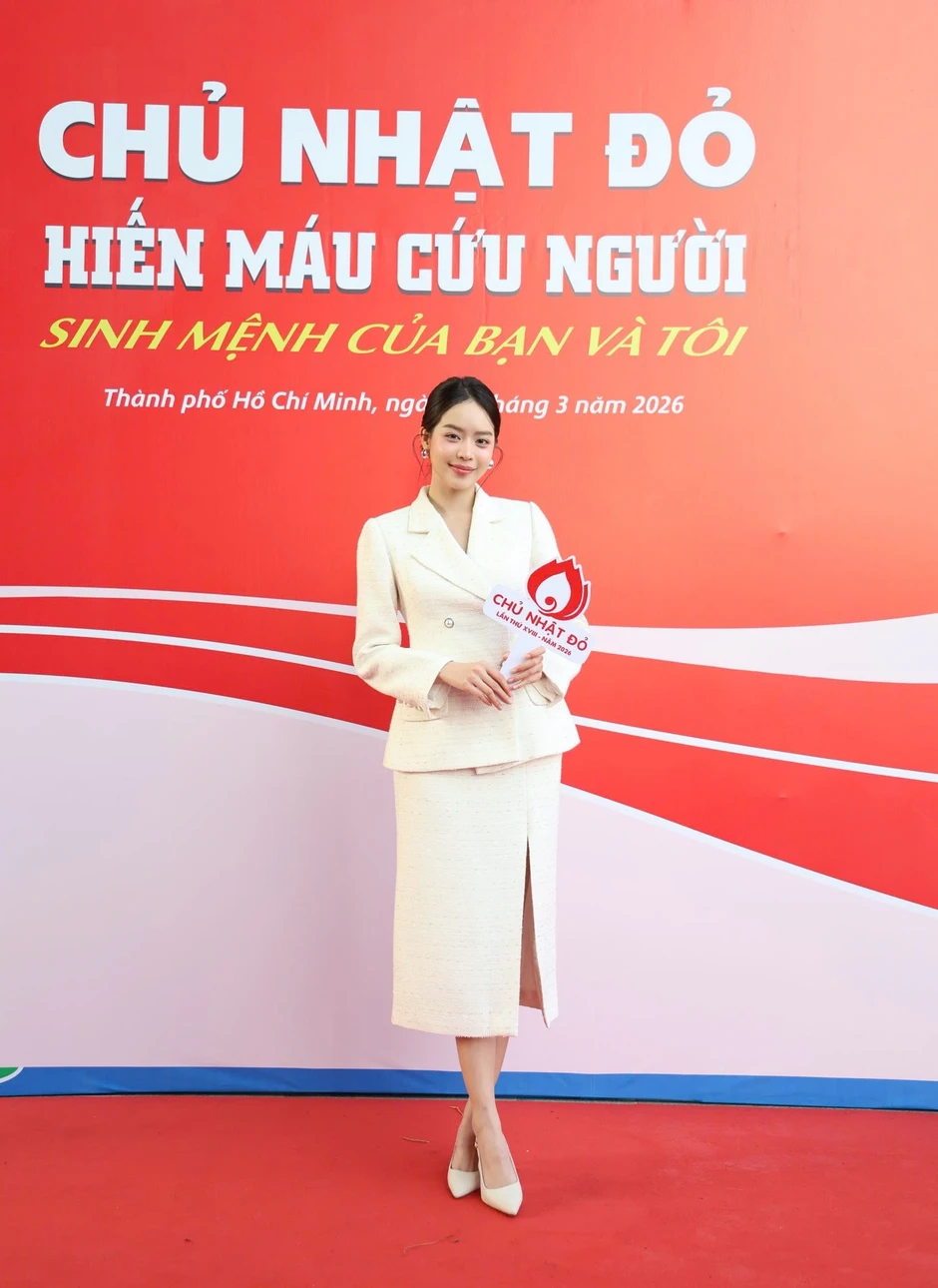 Hàng nghìn sinh viên vỡ òa cùng Hoa hậu Thanh Thủy, nhạc sĩ Nguyễn Văn Chung tại Chủ Nhật Đỏ