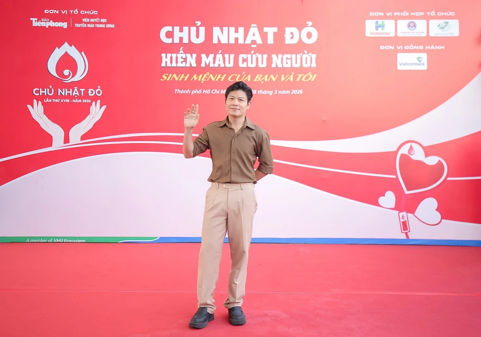 Hàng nghìn sinh viên vỡ òa cùng Hoa hậu Thanh Thủy, nhạc sĩ Nguyễn Văn Chung tại Chủ Nhật Đỏ