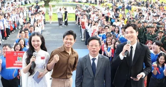 Hàng nghìn sinh viên vỡ òa cùng Hoa hậu Thanh Thủy, nhạc sĩ Nguyễn Văn Chung tại Chủ Nhật Đỏ