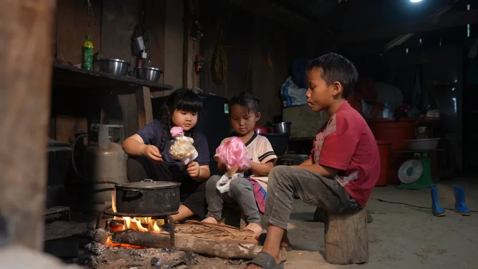 Hành trình “Cha con vạn dặm” tại xã Hạnh Phúc: Khi hạnh phúc không đến từ những con số "triệu view" Hành trình “Cha con vạn dặm” tại xã Hạnh Phúc: Khi hạnh phúc không đến từ những con số "triệu view"