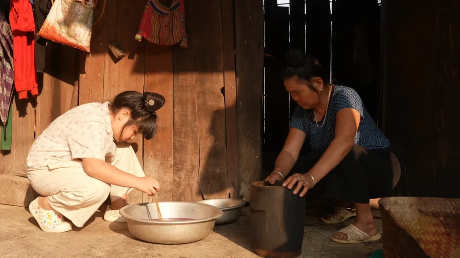 Hành trình “Cha con vạn dặm” tại xã Hạnh Phúc: Khi hạnh phúc không đến từ những con số "triệu view" Hành trình “Cha con vạn dặm” tại xã Hạnh Phúc: Khi hạnh phúc không đến từ những con số "triệu view"