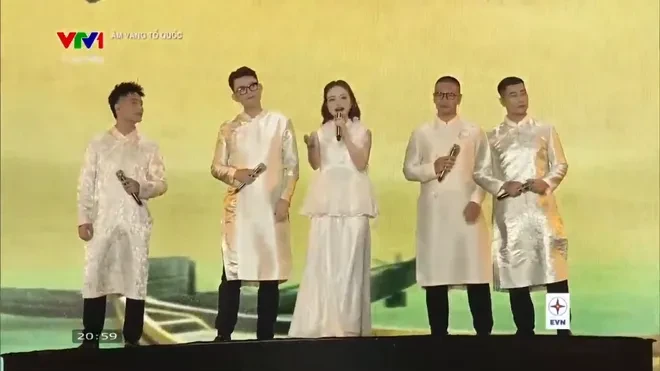 Hào hùng chương trình nghệ thuật đặc biệt "Âm vang Tổ quốc" Hào hùng chương trình nghệ thuật đặc biệt "Âm vang Tổ quốc"