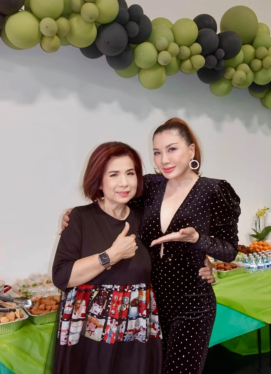 Hậu duệ gia tộc cải lương lẫy lừng miền Nam mở công ty tại Mỹ ở tuổi 70 Hậu duệ gia tộc cải lương lẫy lừng miền Nam mở công ty tại Mỹ ở tuổi 70
