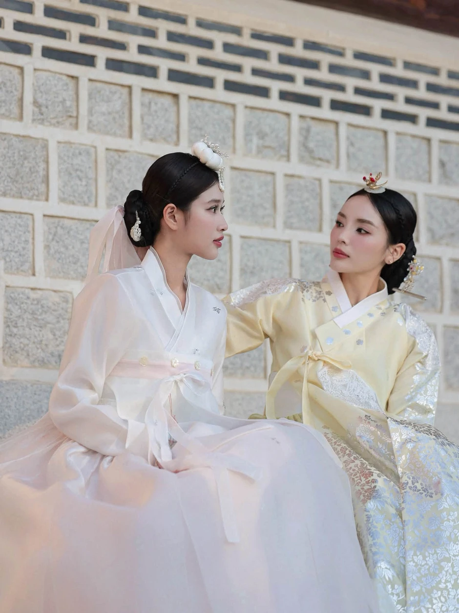 Hậu trường lộ cảnh thân mật của Kỳ Duyên và Thiên Ân Hậu trường lộ cảnh thân mật của Kỳ Duyên và Thiên Ân