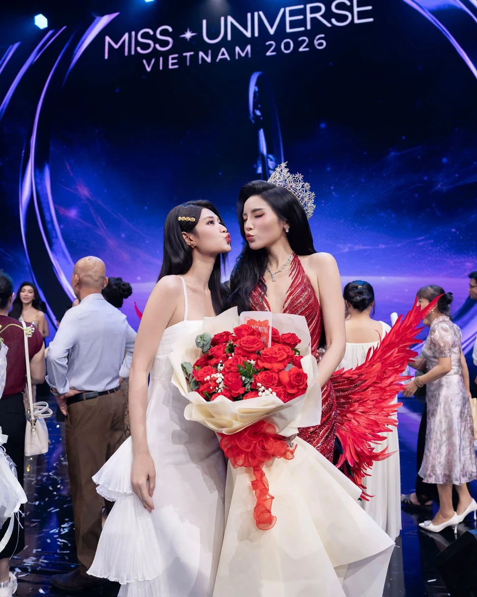Hậu trường lộ cảnh thân mật của Kỳ Duyên và Thiên Ân Hậu trường lộ cảnh thân mật của Kỳ Duyên và Thiên Ân