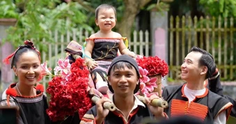 H'Hen Niê làm 81 mâm cỗ, rước kiệu con gái
