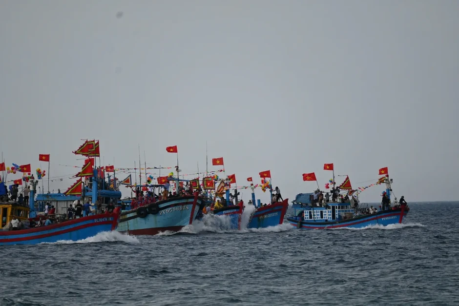 Hình chữ S giữa biển khơi: Điểm nhấn ấn tượng của lễ hội cầu ngư Đắk Lắk Hình chữ S giữa biển khơi: Điểm nhấn ấn tượng của lễ hội cầu ngư Đắk Lắk